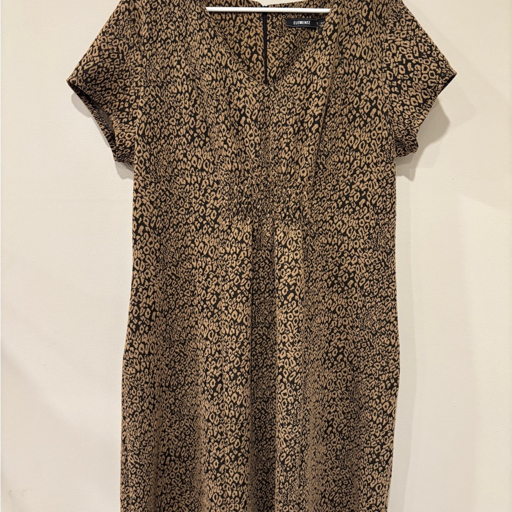 Elementz Size XL Camel Colored Brown Leopard Print V-Neck Dress with Stretch EUC